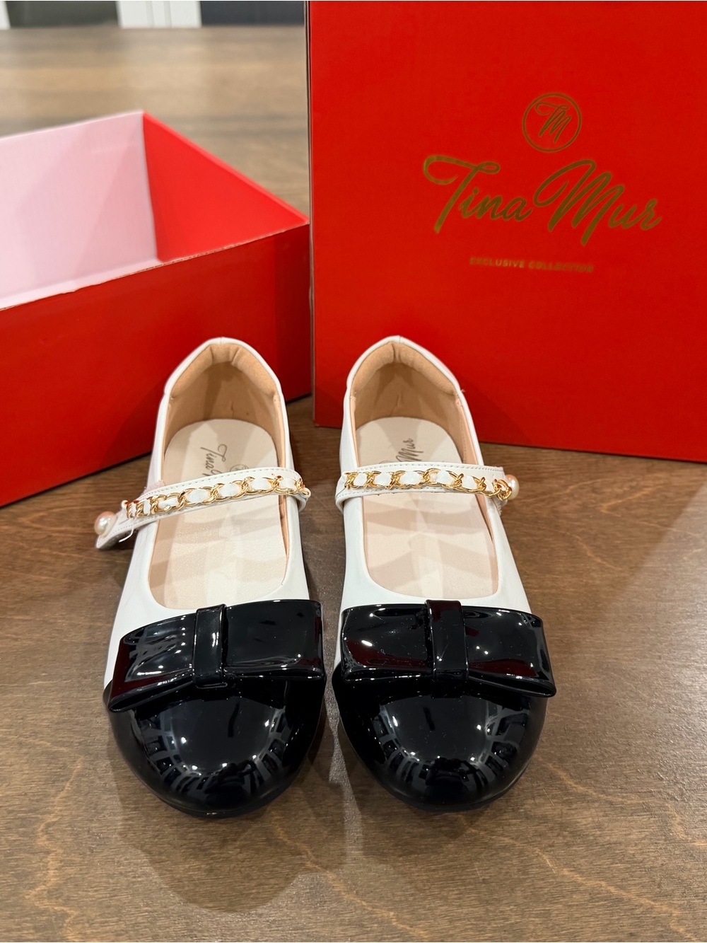 Tina Mur White and Black patent bow Mary Jane Flats size 34 Girls